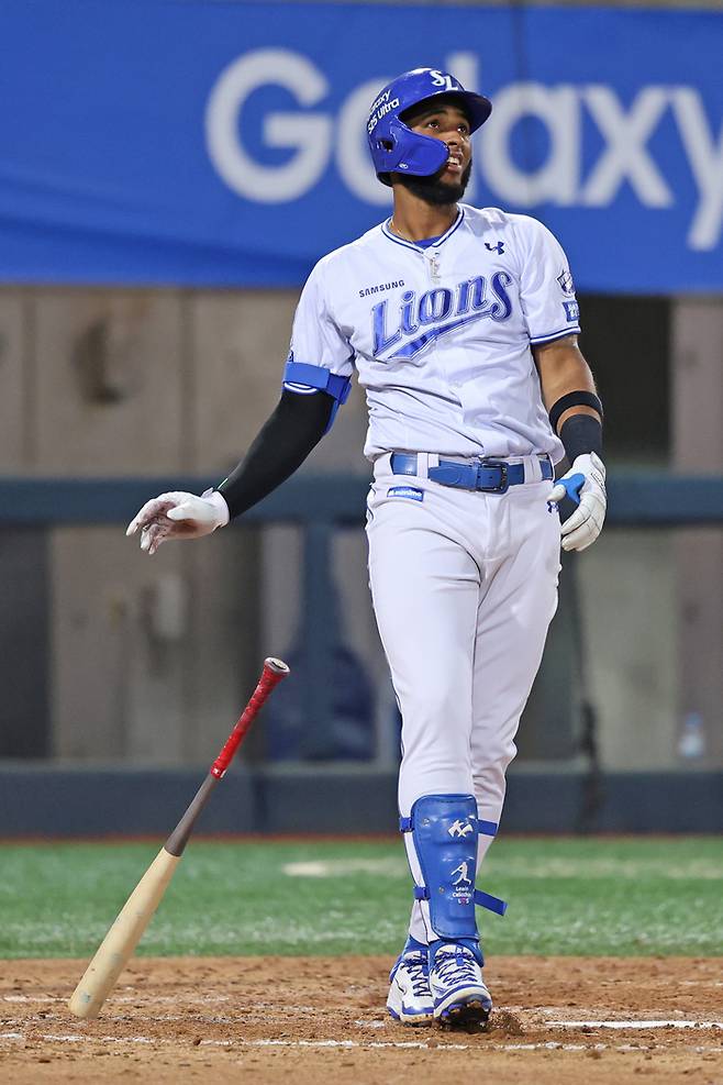 삼성 디아즈가 13일 포항구장에서 열린 2025 KBO리그 KT전에서 5회말 투런포를 때린 후 타구를 바라보고 있다. 사진 | 삼성 라이온즈