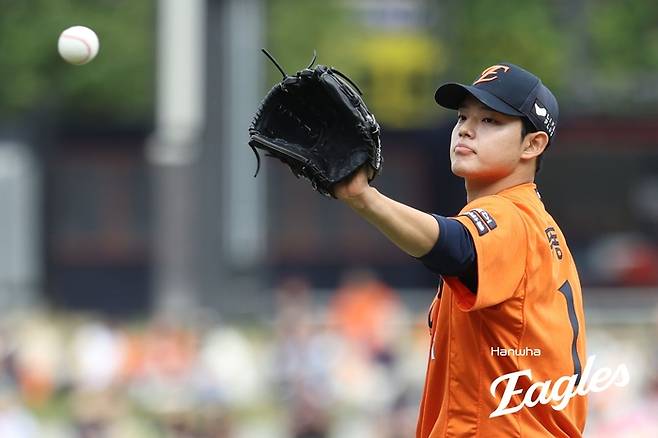 한화 문동주가 25일 대전 한화생명 볼파크에서 열린 2025 KBO리그 롯데전에 선발 등판해 투구 후 공을 돌려받고 있다. 사진 | 한화 이글스