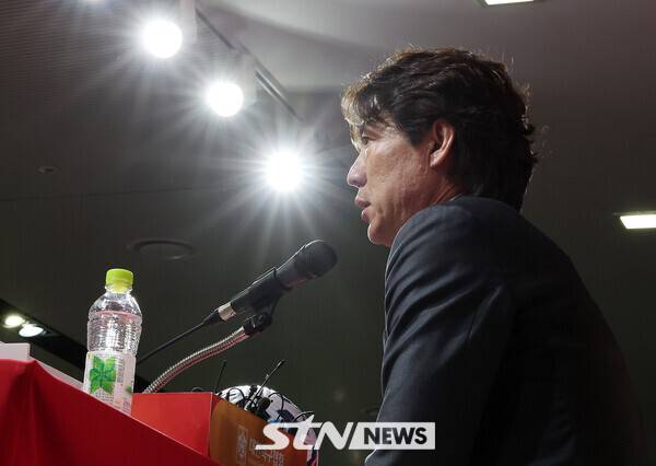 홍명보 축구대표팀 감독이 26일 오전 서울 종로구 축구회관에서 6월 A매치에 나설 대표팀 명단 발표를 마친 후 취재진의 질문에 답하고 있다. 홍명보 감독이 이끄는 축구대표팀은 오는 6월6일 이라크 바스라에서 이라크와 9차전 원정 경기를 치른 뒤 10일 서울월드컵경기장에서 쿠웨이트와 최종 10차전 홈 경기를 벌인다. 사진┃뉴시스