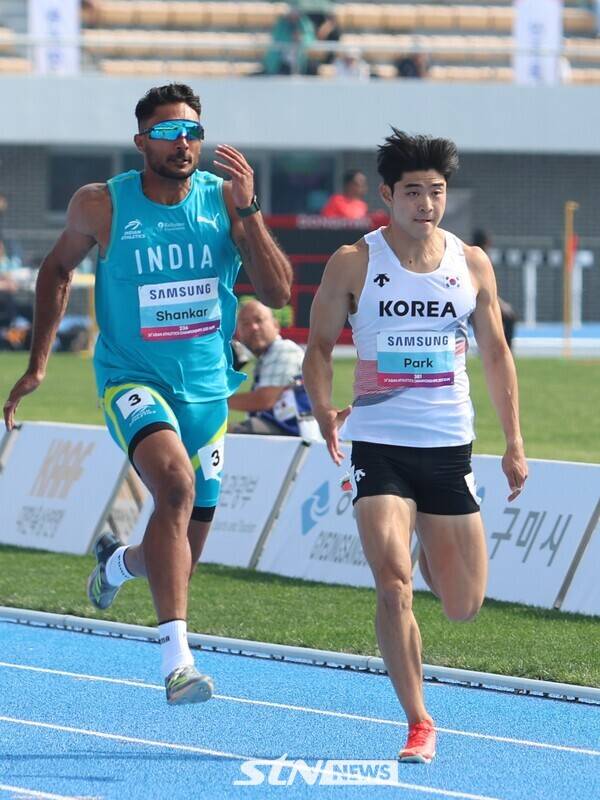 27일 경북 구미시민운동장에서 열린 '2025 구미아시아육상선수권대회'가 열린 가운데 남자 10종 100m에 출전한 박준영이 레이스를 펼치고 있다. 사진┃강명호 기자