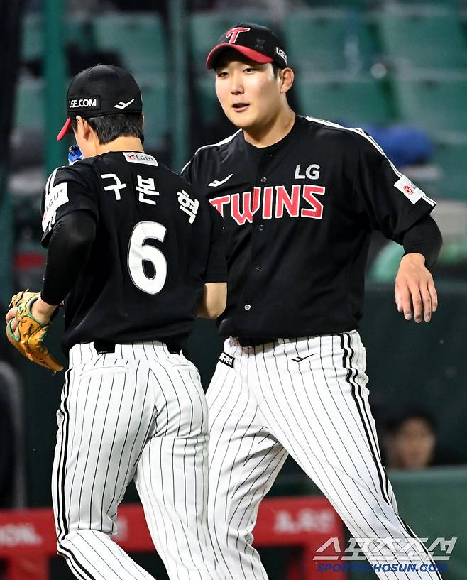 23일 인천SSG랜더스필드에서 열린 LG와 SSG의 경기, 5회말 투구를 마친 LG 손주영이 SSG 채현우의 타구를 처리한 구본혁과 기쁨을 나누고 있다. 인천=허상욱 기자wook@sportschosun.com/2025.05.23/