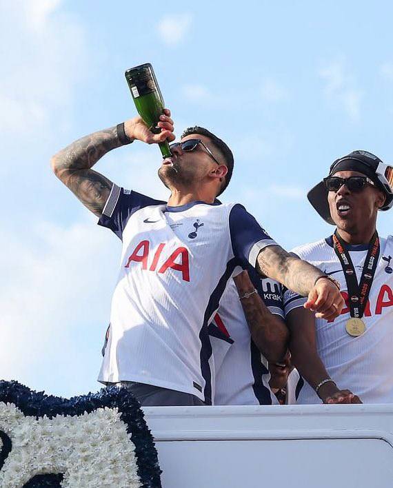 [스포츠조선 강우진 기자]크리스티안 로메로가 토트넘에 잔류할 가능성이 나오고 있다. 토트넘이 로메로에게 천문학적인 이적료를 책정했기 때문이다.

손흥민이 유로파리그 우승컵을 드는데 큰 역할을 한 로메로인 만큼 다음 시즌 팀에 잔류하는 것이 최상의 시나리오다.

아르헨티나 TYC스포츠는 27일(한국시각) '엔제 포스테코글루 감독은 아틀레티코 마드리드로의 이적설이 도는 가운데, 로메로의 잔류를 요청했다'고 보도했다. 사진=SNS