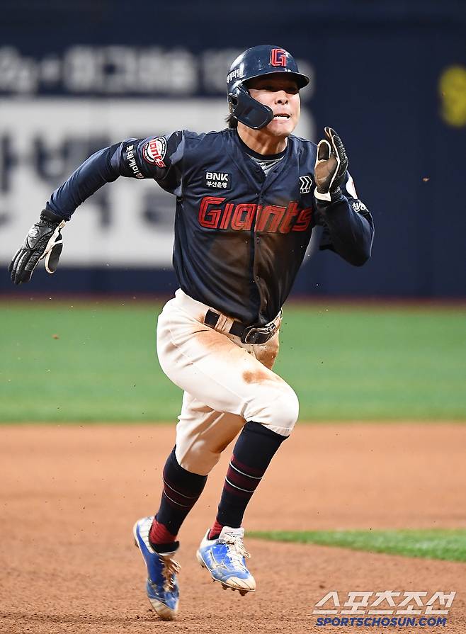 1일 서울 고척스카이돔에서 열린 롯데-키움전. 8회초 2사 1루 이호준 타석. 1루 대주자 김동혁이 2루 도루 성공 후 공이 빠지자 3루로 달리고 있다. 고척=정재근 기자 cjg@sportschosun.com/2025.5.1/