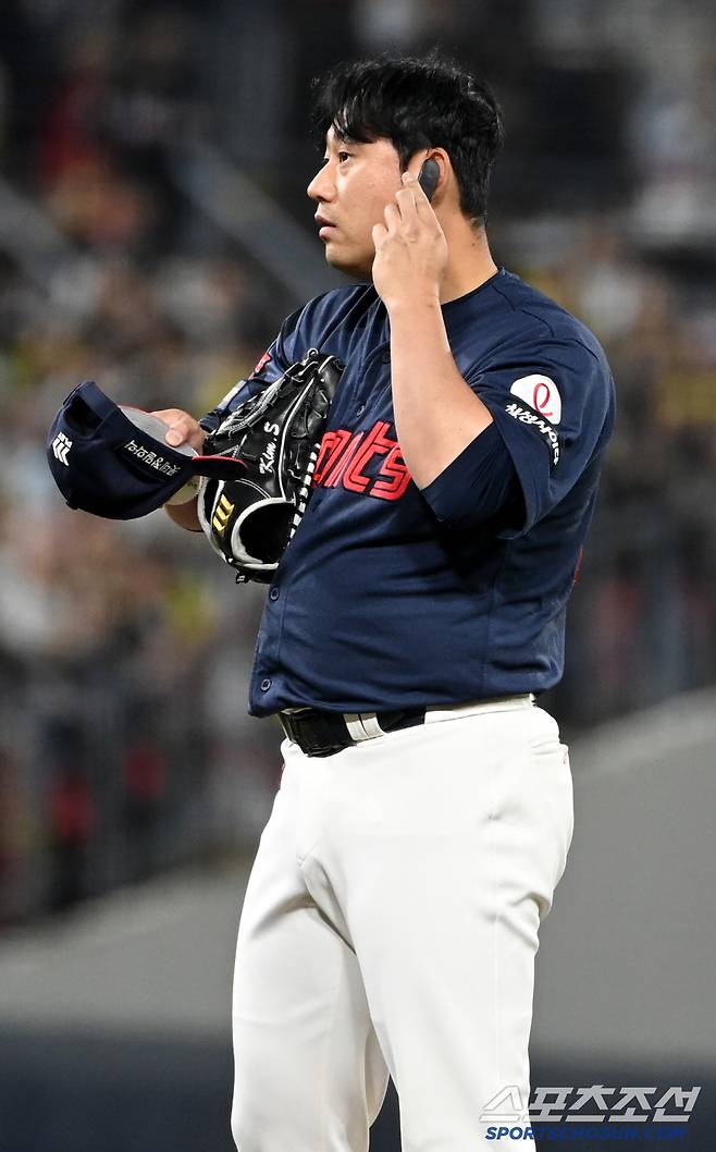 13일 광주KIA챔피언스필드에서 열린 롯데와 KIA의 경기, 8회말 롯데 김상수가 피치컴 체크를 하고 있다. 광주=허상욱 기자wook@sportschosun.com/2025.05.13/