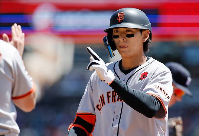 샌프란시스코 자이언츠 이정후가 27일(한국시각) 디트로이트 타이거스와의 원정경기에서 1회초 좌전안타를 치고 나가 동료들을 향해 시그널을 보내고 있다. AFP연합뉴스