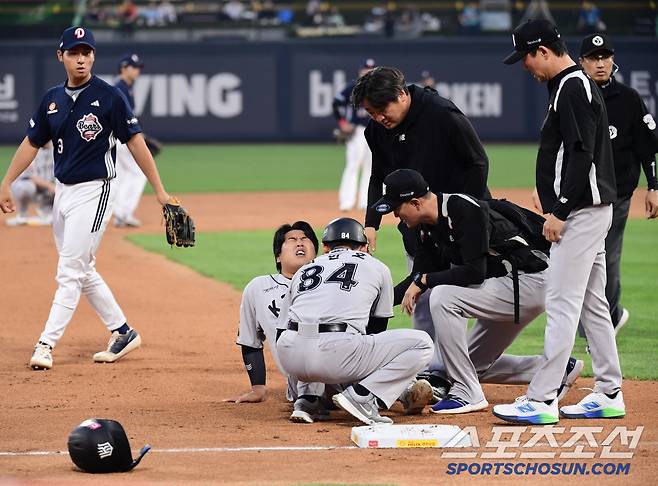 4회 1사 2, 3루. 김상수 직선타 때 3루 백업 도중 발목 부상을 당한 KT 강백호.