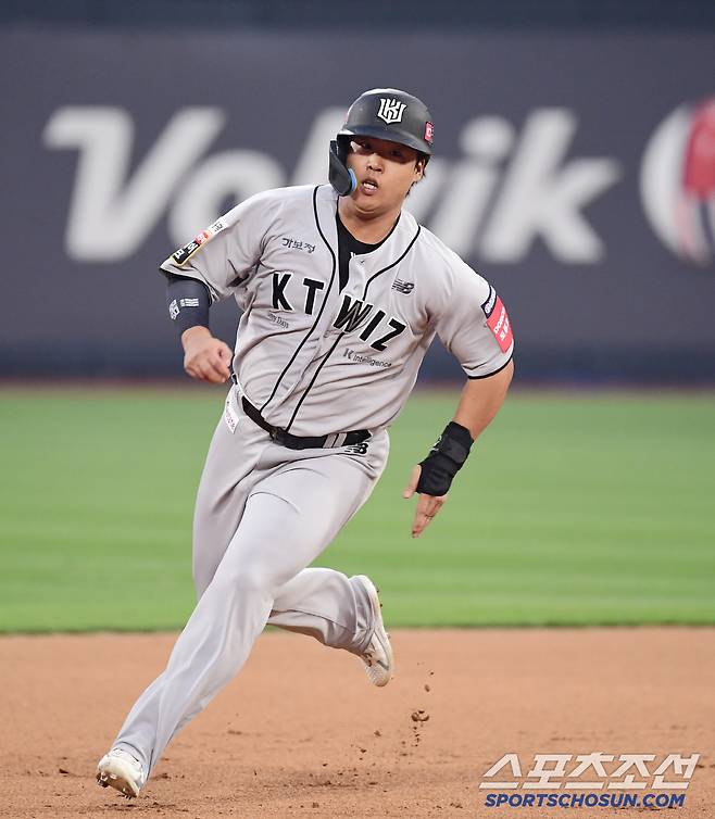 4회 장성우 2루타 때 3루를 향해 힘차게 내달리는 KT 강백호.