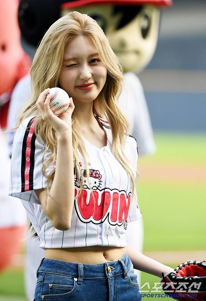 27일 잠실야구장에서 열린 한화와 LG의 경기, 걸그룹 아이브(IVE)의 멤버 가을이 시구를 하고 있다. 잠실=허상욱 기자wook@sportschosun.com/2025.05.27/