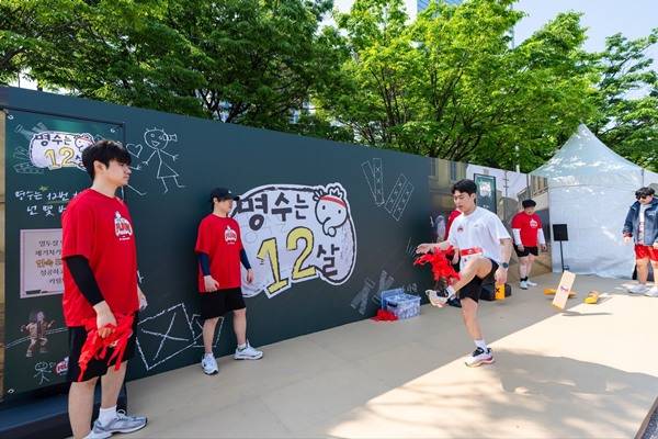 '무한도전&nbsp;Run with&nbsp;쿠팡플레이' 참가자들이 체험존에서 제기를 차고 있다.&nbsp;ⓒ쿠팡플레이