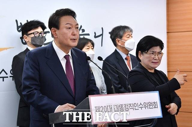 윤석열 대통령 당선인이 2022년 4월 13일 서울 종로구 통의동 인수위 브리핑룸에서 2차 내각 인선 발표를 하고 있다. /인수위사진기자단