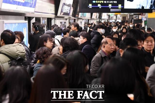 지난 1월 5일 오전 서울 용산구 서울역 1호선 승강장에서 시민들이 열차를 기다리고 있다. /서예원 기자