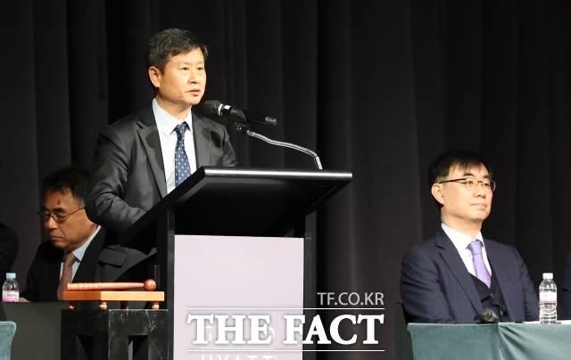 MBK파트너스는 지난 9일 고려아연 이사회 일원으로 박기덕 고려아연 대표이사(가운데)의 대표이사 재선임을 반대한다는 입장을 발표했다. /서예원 기자