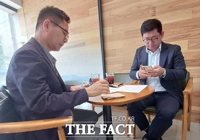 26일 오후 서울 강남의 한 카페에서 <더팩트>와 만난 그는 해당 내용을 보도한 인터넷 연예매체 디스패치를 상대로 언론중재위 제소와 게재금지 가처분(기사 삭제) 및 명예훼손 민형사고소 방침을 밝혔다. /강일홍 기자