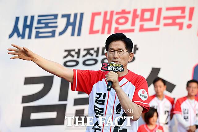 김문수 국민의힘 대선 후보가 27일 대통령에 당선된다면 민생 현안을 살리기 위해 '비상경제 워룸' 설치와 '30조원 규모 추가경정예산(추경)' 편성 논의 등을 약속했다. /남윤호 기자