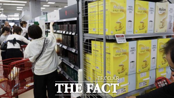 서울 시내 한 대형마트에서 소비자들이 동서식품 인스턴트 커피를 고르고 있다. /뉴시스