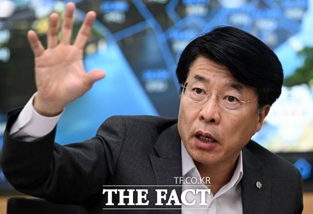 서강석 송파구청장이 19일 오후 서울 송파구청 집무실에서 <더팩트>와 인터뷰를 하고 있다. /이새롬 기자