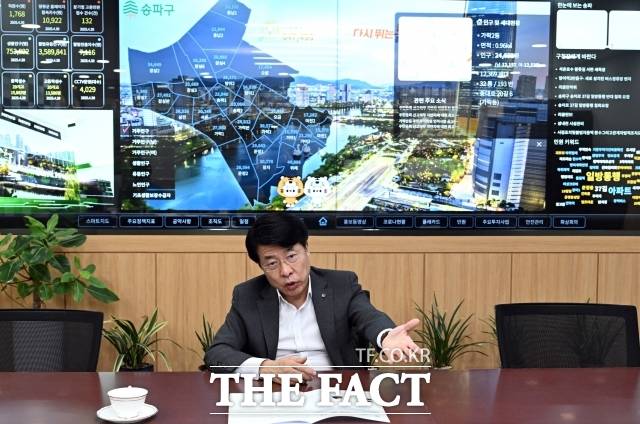 서강석 송파구청장이 19일 오후 서울 송파구청 집무실에서 <더팩트>와 인터뷰를 하고 있다. /이새롬 기자