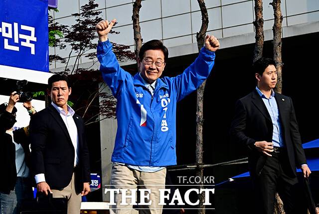 이준석 개혁신당 대선 후보가 이재명 더불어민주당 후보의 법인카드 유용 혐의와 관련해 "집에 코끼리라도 키우나"라고 직격했다. 이재명 후보가 26일 오후 경기도 남양주시 평내호평역에서 열린 유세에 참석해 연설을 마친 뒤 인사를 하고 있다. /배정한 기자