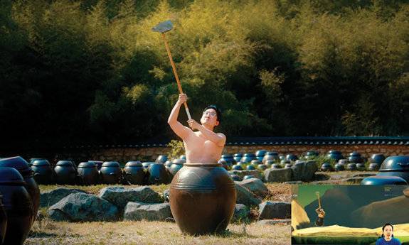 4월 27일 울산시 울주군 유튜브에 업로드된 ‘2025 울산옹기축제’ 홍보 영상 ‘한국판 퉁퉁퉁 사후르’.&nbsp;‘항아리 게임’을 절묘하게 패러디해 폭발적인반응을 얻었다.