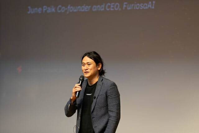 퓨리오사AI 백준호 대표가 특강을 하고 있다.