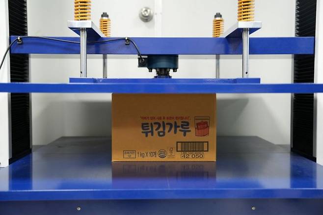 지난 21일, 태림포장 시화공장 기술연구소에서 골판지 상자 압축강도를 측정하고 있다. 태림포장 제공