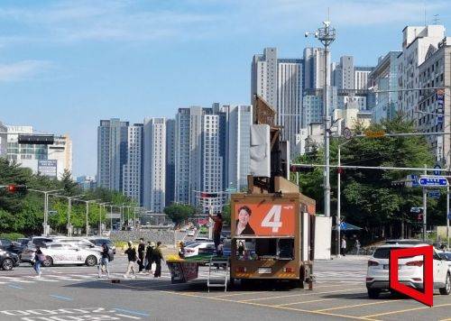 이준석 개혁신당 대선 후보의 유세차량이 26일 대전 서구 둔산동 번화가 사거리 한복판에서 음악을 크게 틀고 선거 유세를 하고 있는 가운데, 그 앞을 행인들이 지나가고 있다. 대전=문혜원 기자