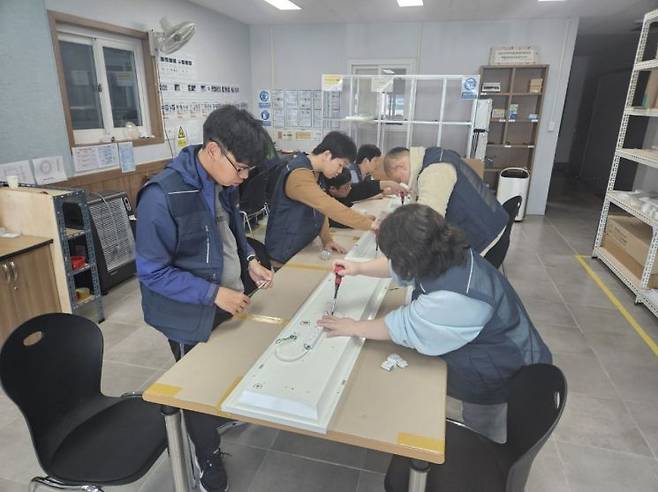 해우림장애인보호작업장에서 직원들이 함께 작업을 하고 있다. 사진제공=해우림.