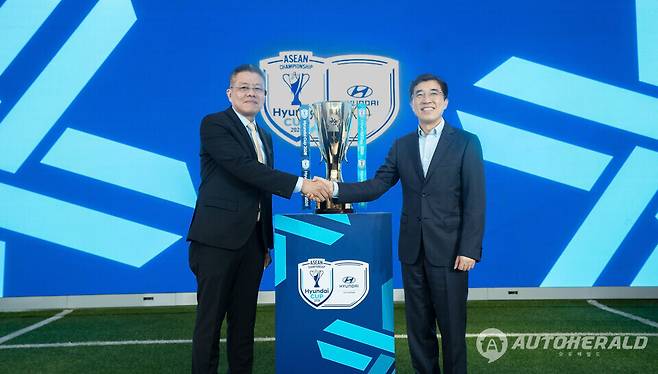 현대컵의 공식 출범을 알리며 악수하는 (왼쪽부터) 키에프 사메스(Khiev Sameth) 동남아시아축구연맹 회장과 김성남 현대자동차 아태권역본부장. (현대자동차)