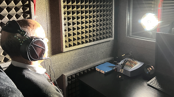 우리가 세상에 대한 의식적 경험을 어떻게 생성하는지 알아내고자 고안된 '드림머신' 실험에 참가한 팔랍 고쉬 특파원의 모습