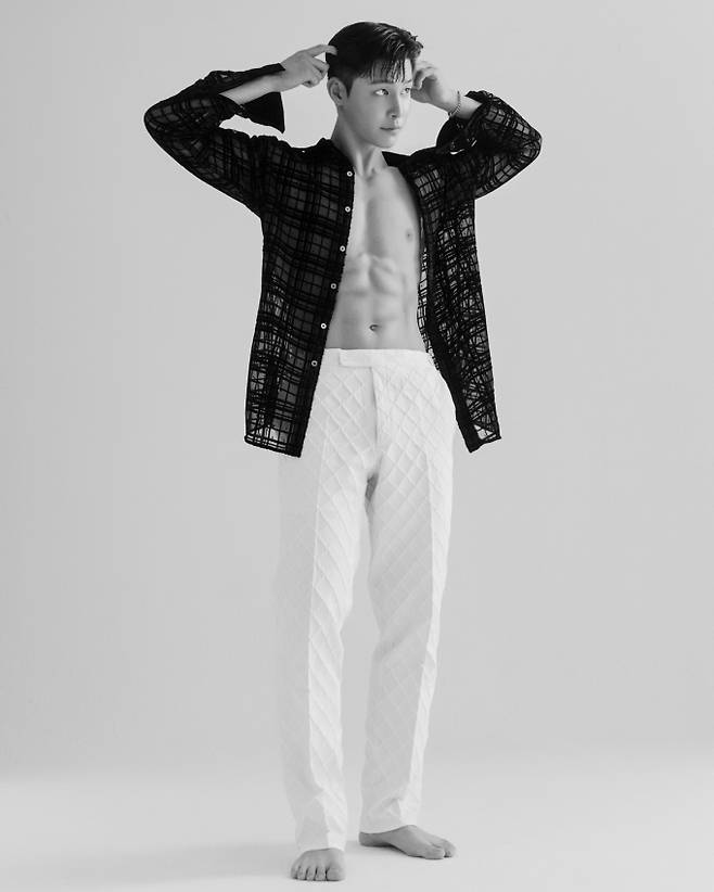 장태오, 완벽한 비율+강렬한 시선…’패션 아이콘의 탄생’