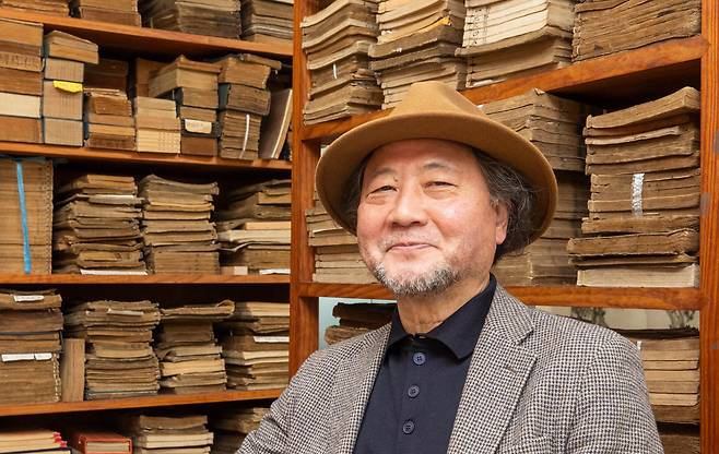 서울 인사동 부남빌딩 문우서림에서 만난 김영복 대표. 고서화와 함께한 50년을 돌아보는 첫 책을 펴냈다. /김지호 기자