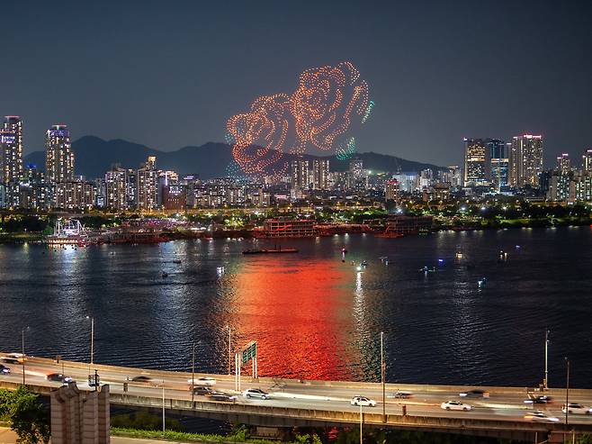 밤 하늘에 피어난 장미./박상훈 기자