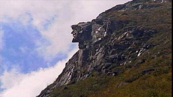 소설 '큰 바위 얼굴'의 모티브로 가장 유력한 미 뉴햄프셔주 캐논산맥의 'The old man view' 바위 얼굴상. 얼굴 모양 부분은 2003년 무너져 내려 현재는 볼 수 없다. /WMUR