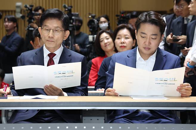 김문수 국민의힘 대통령 후보(왼쪽)와 이준석 개혁신당 대통령 후보가 19일 오전 서울 중구 서울시청에서 열린 '약자와 동행하는 서울 토론회'에 참석해 나란히 앉아 있다. /뉴스1