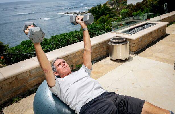 근력 운동을 하고 있는 에릭 토폴 박사. /워싱턴포스트