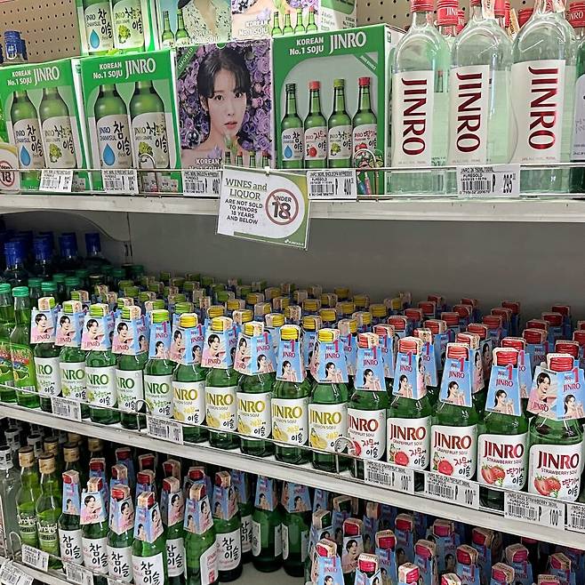 하이트진로 제품이 진열된 현지 유통채널 퓨어골드(Puregold). 퓨어골드는 필리핀 특유의 구멍가게인 사리사리 스토어(sari-sari store) 운영자들이 방문해 물건을 구매하는 빈도가 높은 유통채널이다. 사리사리라는 단어는 타갈로그어로 잡동사니를 뜻하는데 필리핀 경제·사회에서 중요한 역할을 하는 대중적인 유통 채널이다./하이트진로 제공