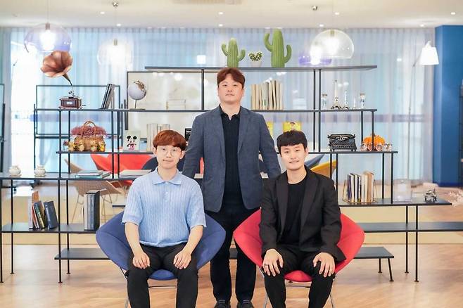 연구진 모습. 왼쪽부터 김태경 연구원, 정임두 교수, 서준영 연구원./UNIST