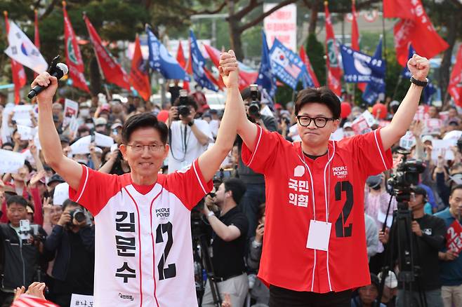 김문수 국민의힘 대통령 후보가 26일 오후 서울 도봉구 방학동 사거리에서 한동훈 전 대표와 함께 집중유세를 펼치고 있다. /뉴스1