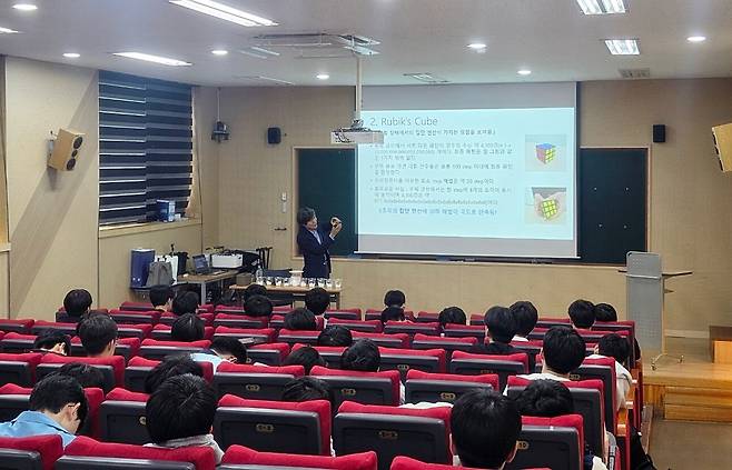 임지순 울산대 나노반도체공학과 석좌교수가 지난 19일 서울 강남구 경기고를 방문해 양자역학과 양자얽힘을 주제로 특강을 하고 있다./이종현 기자