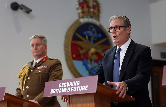 키어 스타머 영국 총리와 짐 하켄헐 영국 장군이 22일 영국 런던 노스우드 군사기지에서 차고스 제도 반환에 관한 기자회견을 갖고 있다. /연합뉴스