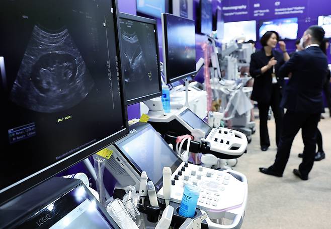 2025년 3월 20일 오후 서울 강남구 삼성동 코엑스에서 열린 제40회 국제의료기기·병원설비전시회(KIMES 2025)를 찾은 참관객들이 GE 헬스케어 부스에서 초음파 진단기기 등을 살펴보고 있다. /뉴스1