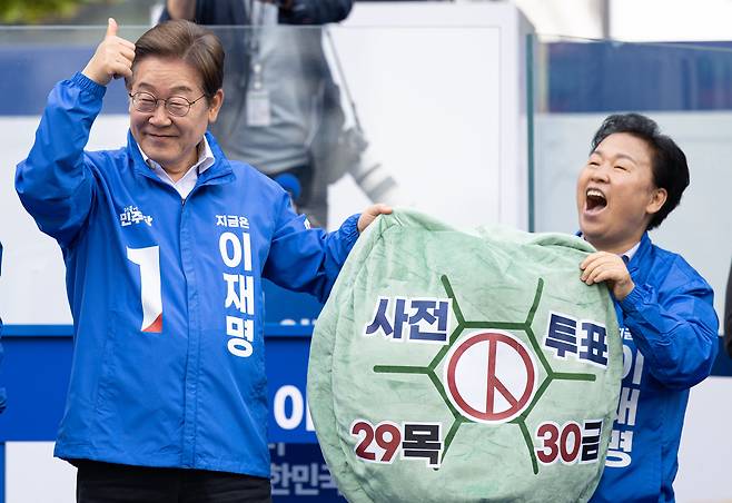 이재명 더불어민주당 대통령 후보가 24일 오후 경기도 시흥시 배곧아브뉴프랑센트럴광장에서 사전투표 독려 퍼포먼스를 하고 있다./뉴스1