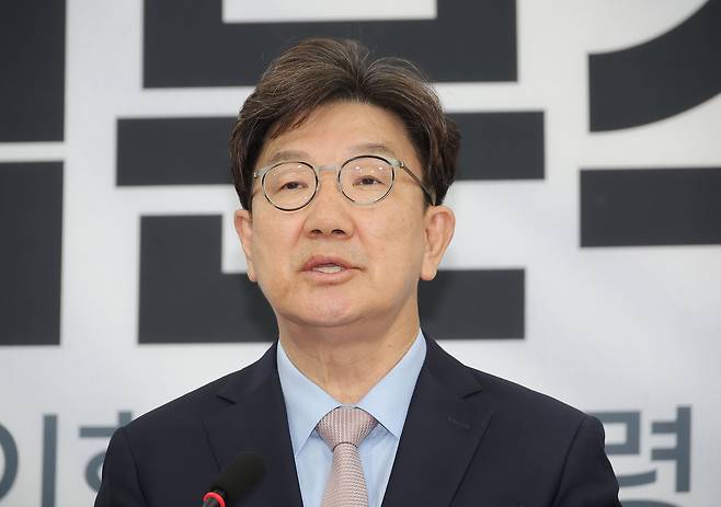 국민의힘 권성동 원내대표가 27일 국회에서 당 국회의원 대국민호소문 발표 기자회견을 하고 있다. /연합뉴스