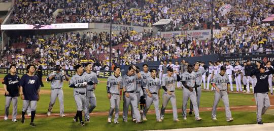 27일 서울 잠실야구장에서 열린 프로야구 2025 신한 SOL 뱅크 KBO리그 한화 이글스와 LG 트윈스의 경기. 한화가 1-2로 패한 뒤 팬들을 향해 인사하고 그라운드를 빠져나가고 있다. 연합뉴스