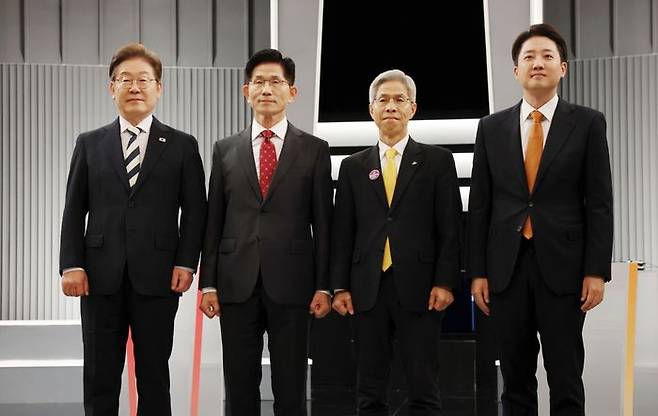 이재명 더불어민주당, 김문수 국민의힘, 권영국 민주노동당, 이준석 개혁신당 대선 후보(왼쪽부터)가 지난 23일 서울 영등포구 KBS본관 스튜디오에서 열린 중앙선거방송토론위원회 주관 21대 대선 2차 후보 토론 시작에 앞서 각 정당 대선 후보들이 기념촬영을 하고 있다. ⓒ국회사진기자단