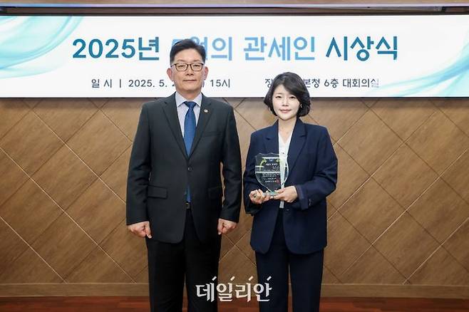 고광효 관세청장(왼쪽)이 지난 26일 2025년 5월의 관세인에 선정된 청주세관 김지수 주무관과 기념 촬영하고 있다.ⓒ관세청