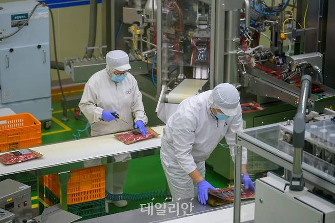 영양고추유통공사 직원들이 재배된 고추를 가공하는 모습. 최근 고향사랑기부제 답례품으로 호응을 얻고 있다. ⓒ데일리안 배군득 기자