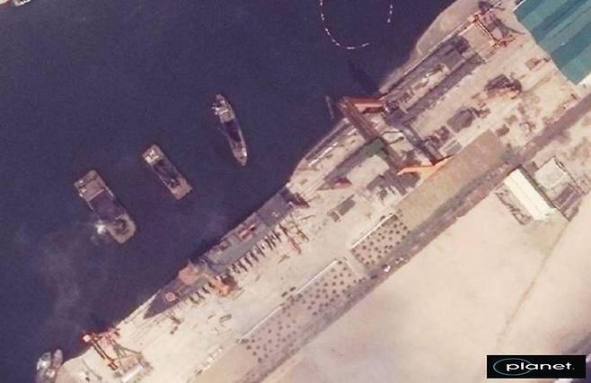 지난 21일 북한이 김정은 국무위원장이 지켜보는 가운데 새로 건조한 5000t급 구축함 진수식을 열었으나 함정을 제대로 물에 띄우지 못하고 크게 파손하는 사고가 발생했다. 사진은 지난 15일 촬영된 청진조선소에서 건조를 마치고 진수 준비 중인 구축함의 위성사진 ⓒ통일부