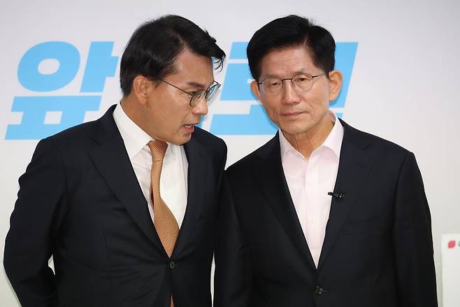 김문수 제21대 대통령선거 국민의힘 경선 후보가 30일 오전 서울 여의도 선거캠프에서 정책공약 발표 전 윤상현 의원과 대화를 하고 있다. 2025.04.30. 뉴시스