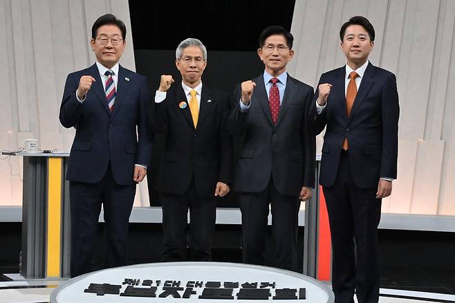 27일 오후 서울 마포구 상암동 MBC 스튜디오에서 열린 중앙선거방송토론위원회 주관 제21대 대통령선거 3차 후보자토론회 시작에 앞서 각 정당 대선후보들이 기념촬영을 하고 있다. 왼쪽부터 이재명 더불어민주당, 권영국 민주노동당, 김문수 국민의힘, 이준석 개혁신당 대선후보. 2025.05.27. 국회사진기자단